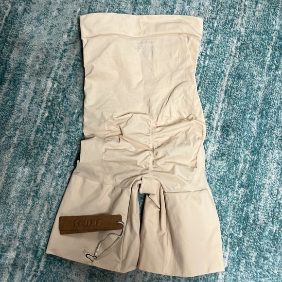 NWT Skims Everyday Sculpt Short Sand High waisted thigh length - Picture 3 of 3